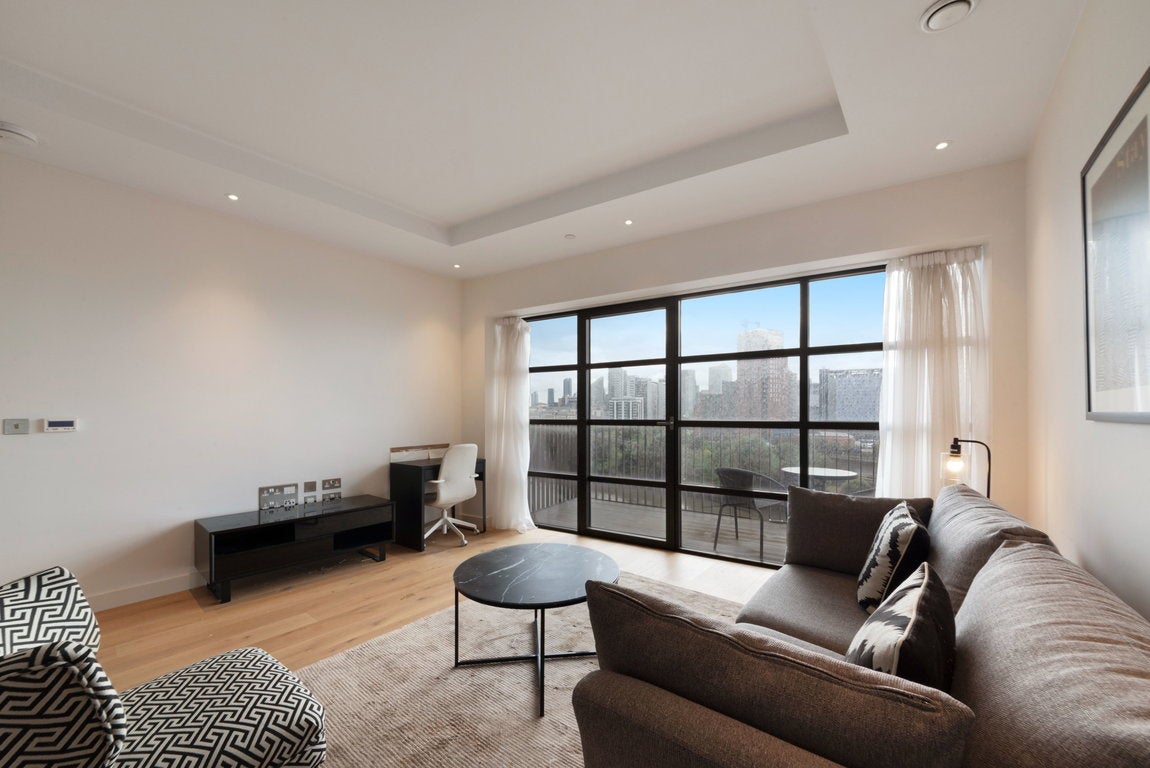 Flat Botanic Square in Greater London
