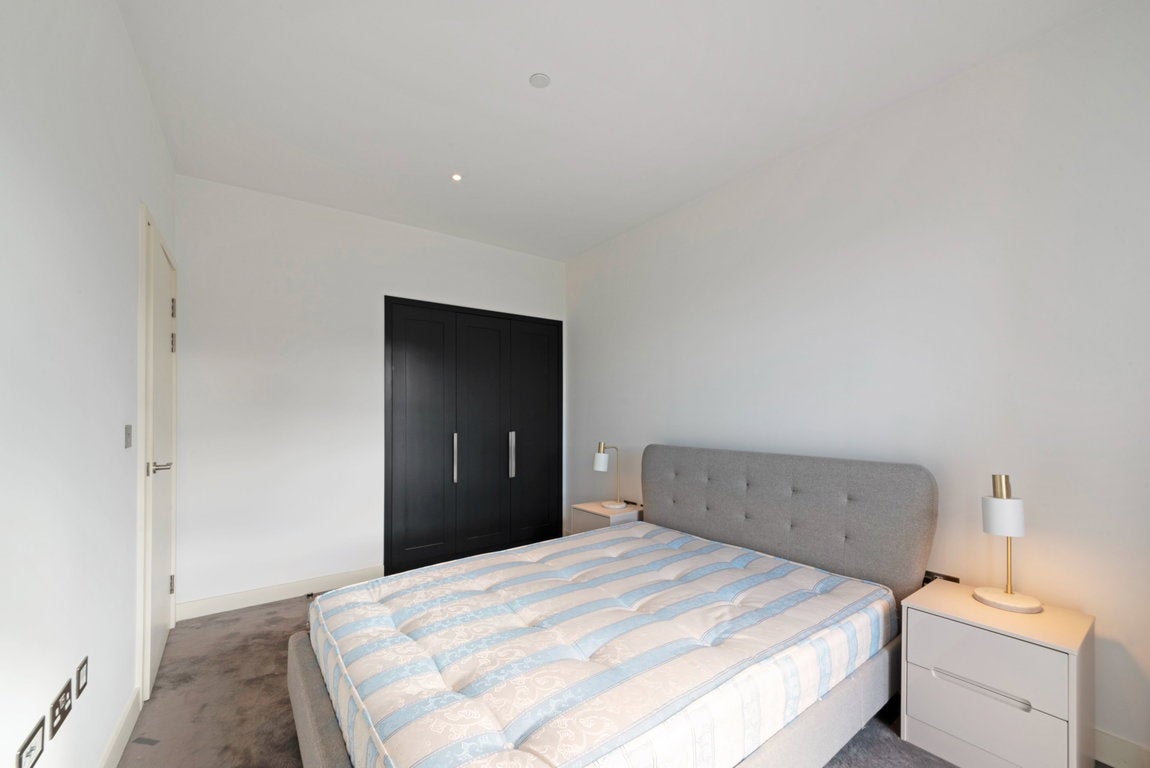 Flat Botanic Square in Greater London