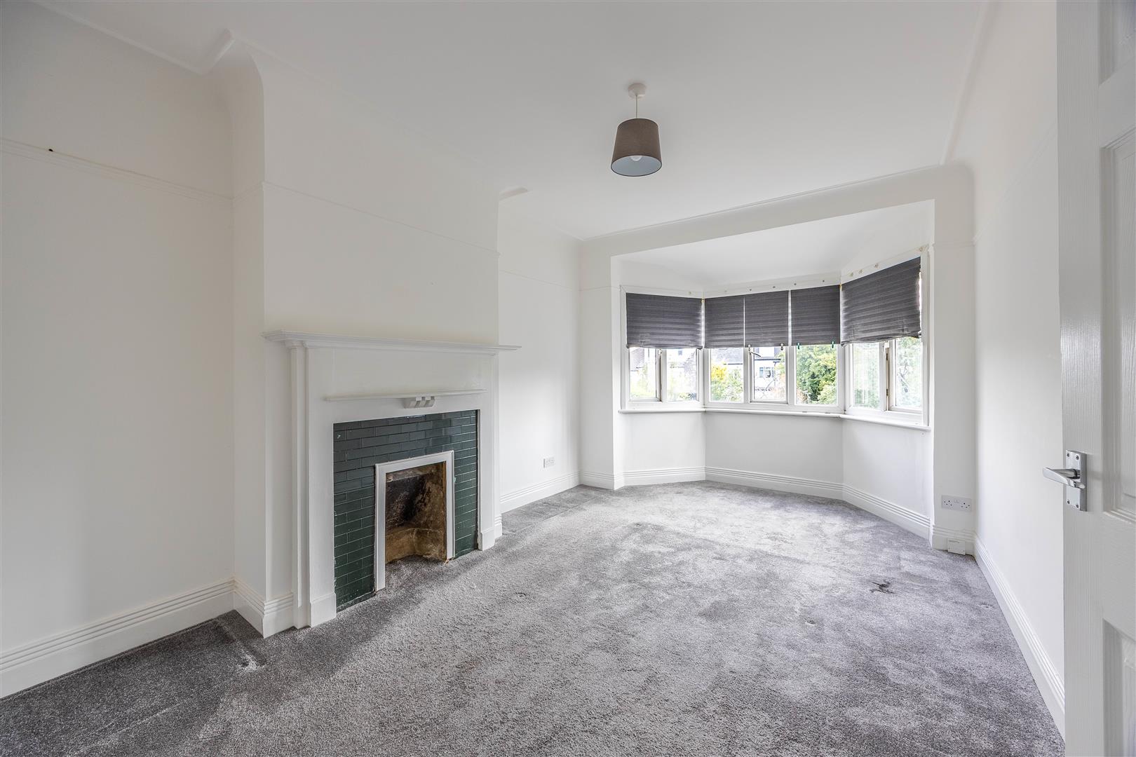 Flat Kingswood Chase in Southend-on-Sea