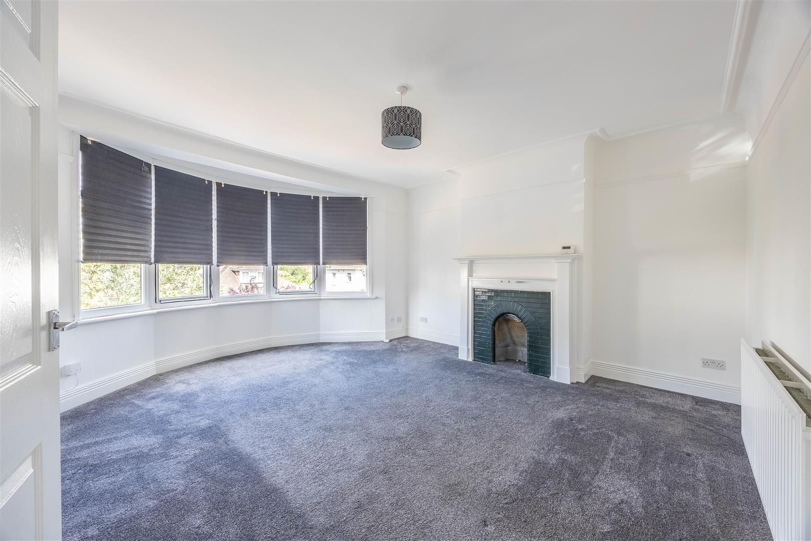 Flat Kingswood Chase in Southend-on-Sea