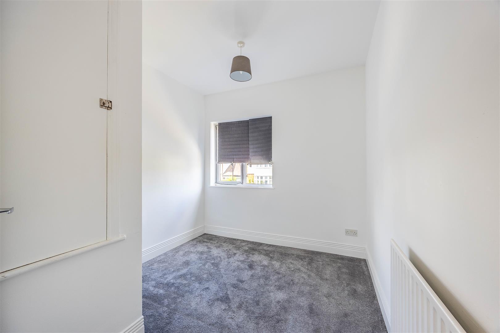 Flat Kingswood Chase in Southend-on-Sea