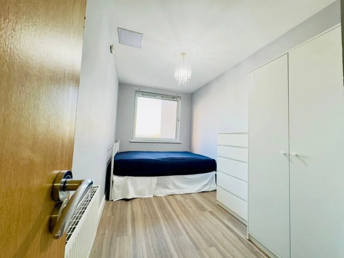Room High Road in Greater London