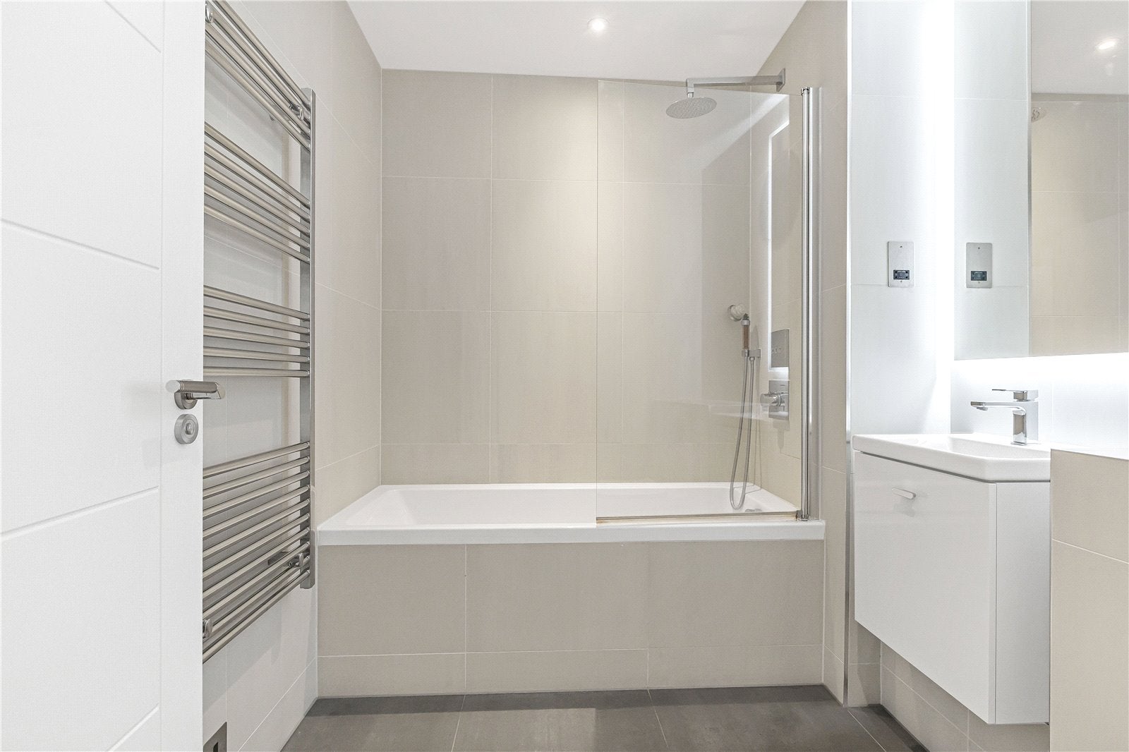 Flat Ufford Street in Greater London