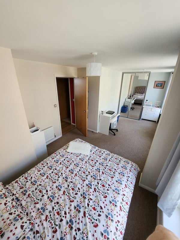 Flat Wharfdale Road in Greater London