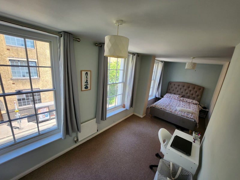 Flat Wharfdale Road in Greater London