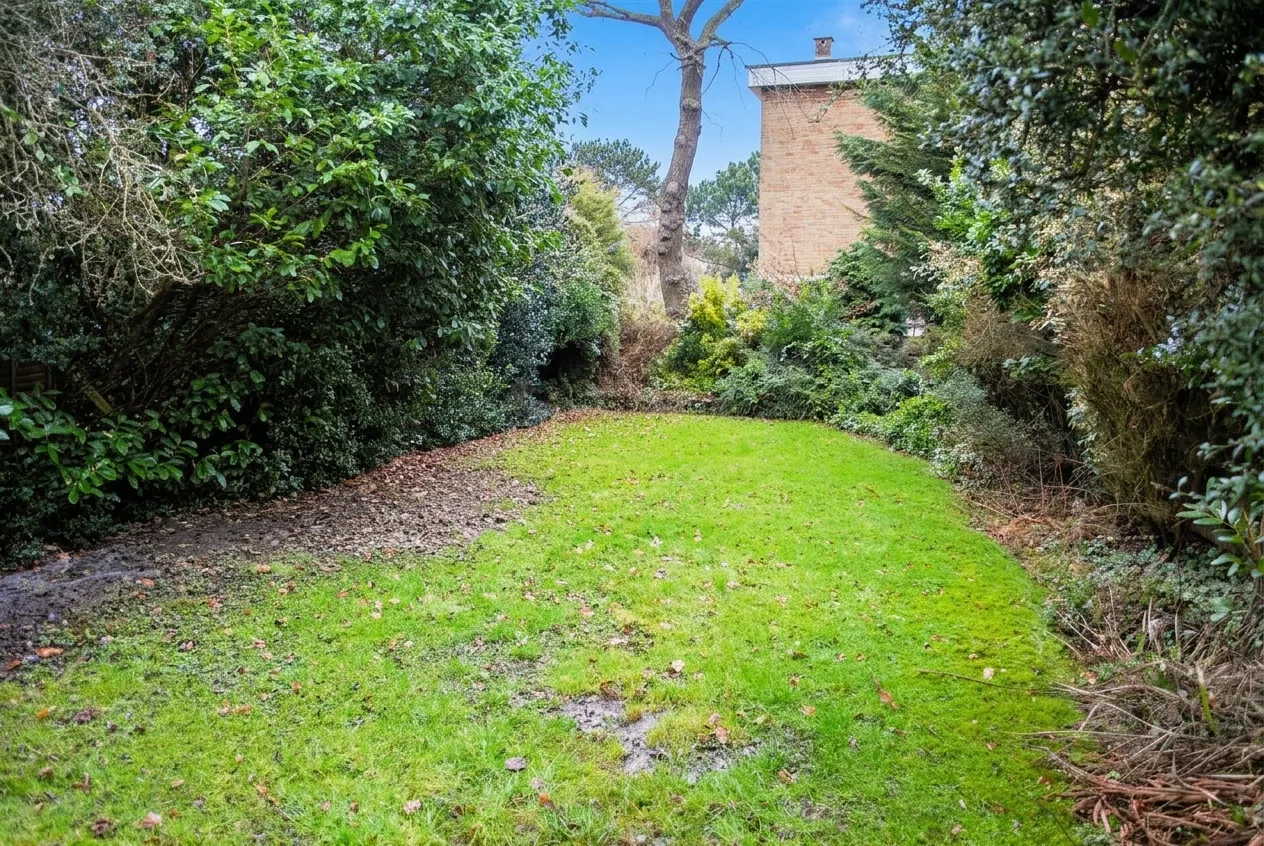 Flat Sylvan Avenue in Greater London