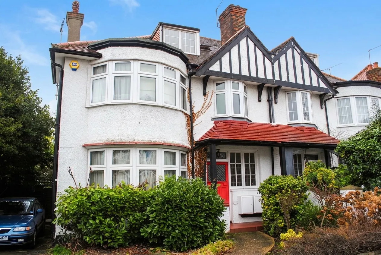 Flat Sylvan Avenue in Greater London