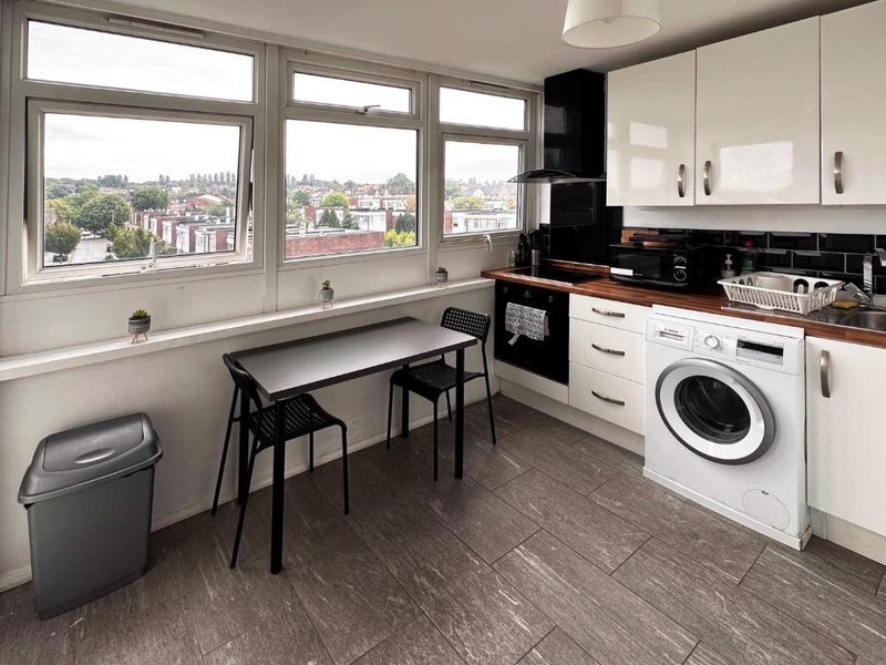 Room Grove Park Road in Greater London