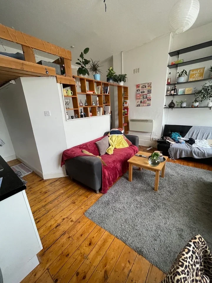 Flat Gloucester Drive in Greater London