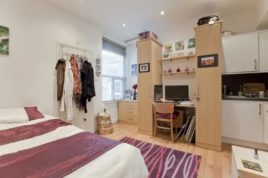 Flat Ballards Lane in London