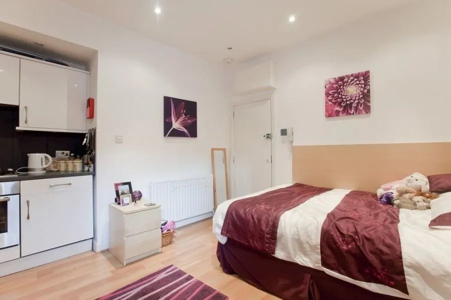 Flat Ballards Lane in London