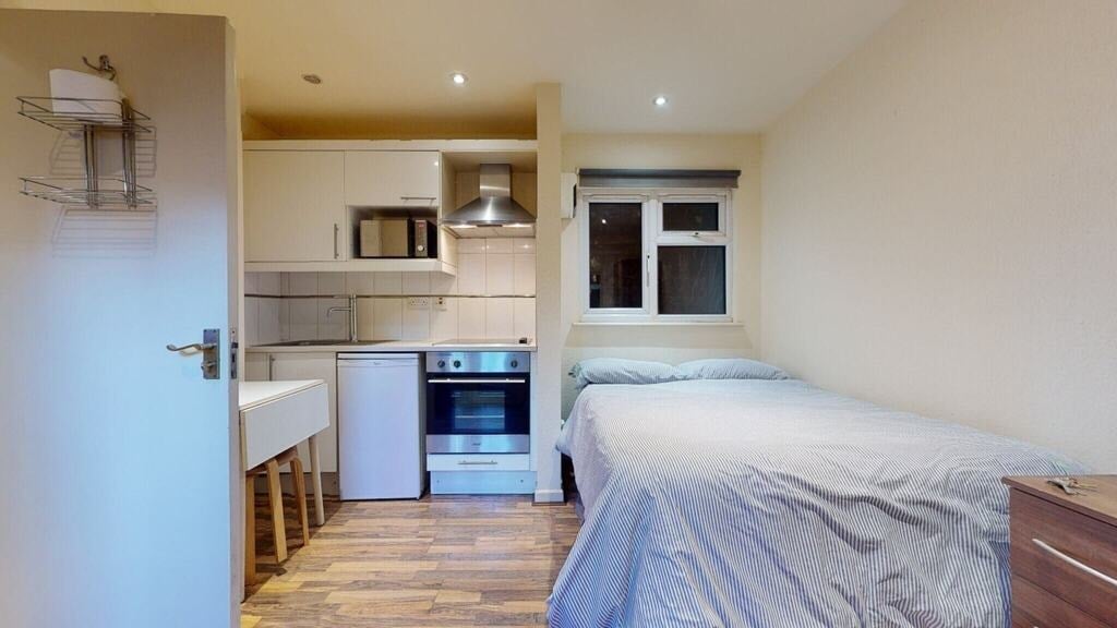 Flat Chichele Road in Greater London
