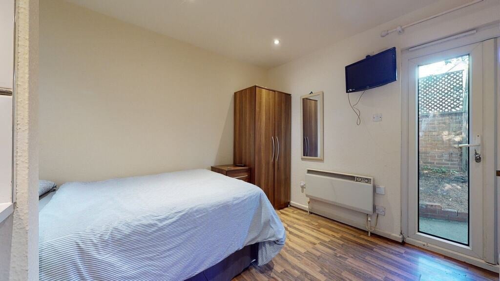 Flat Chichele Road in Greater London