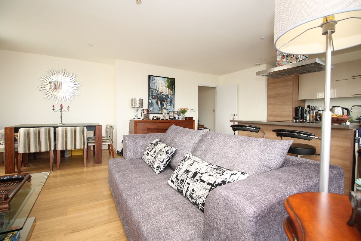 Flat Hay Currie Street in Greater London