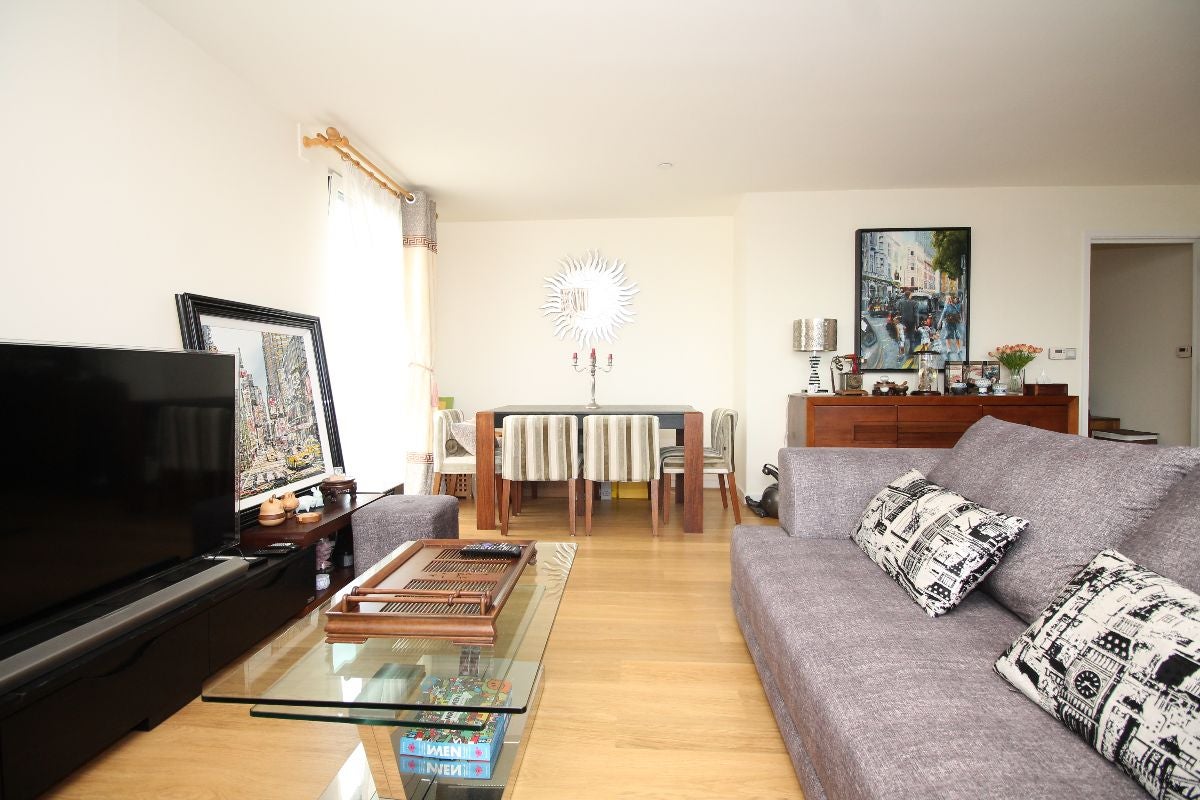 Flat Hay Currie Street in Greater London