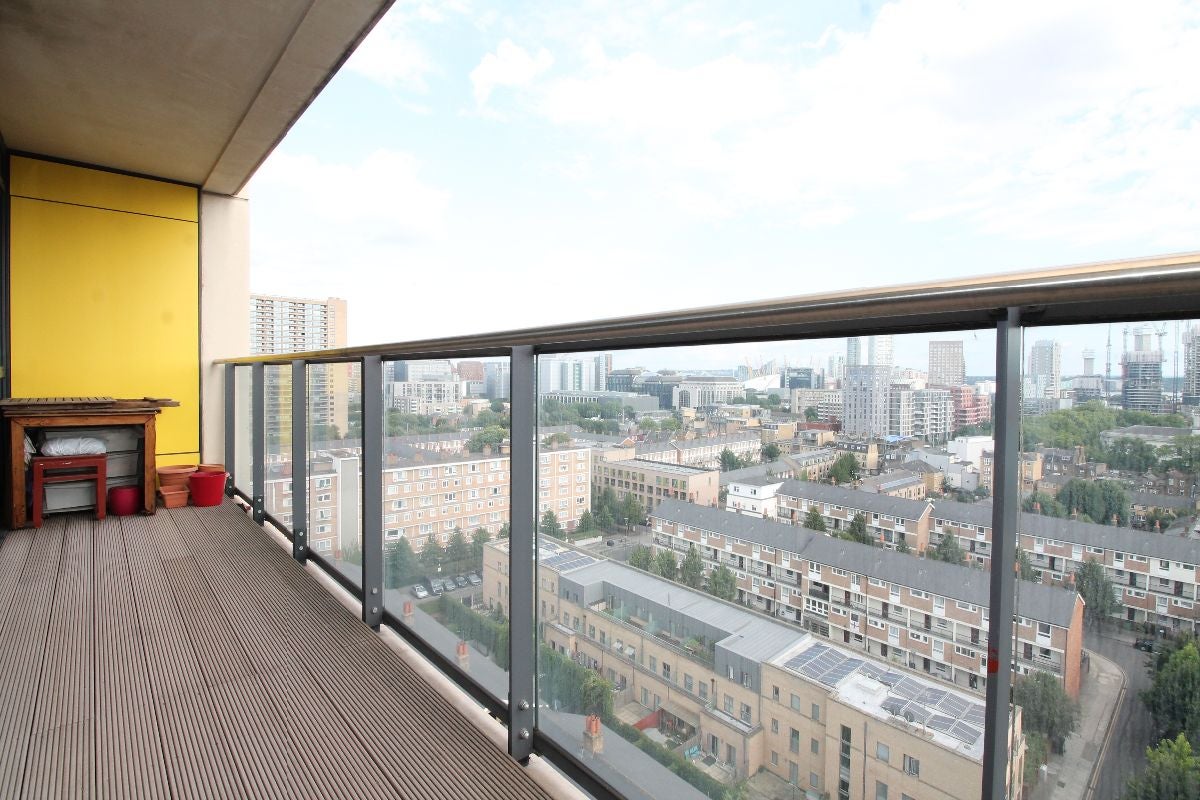 Flat Hay Currie Street in Greater London