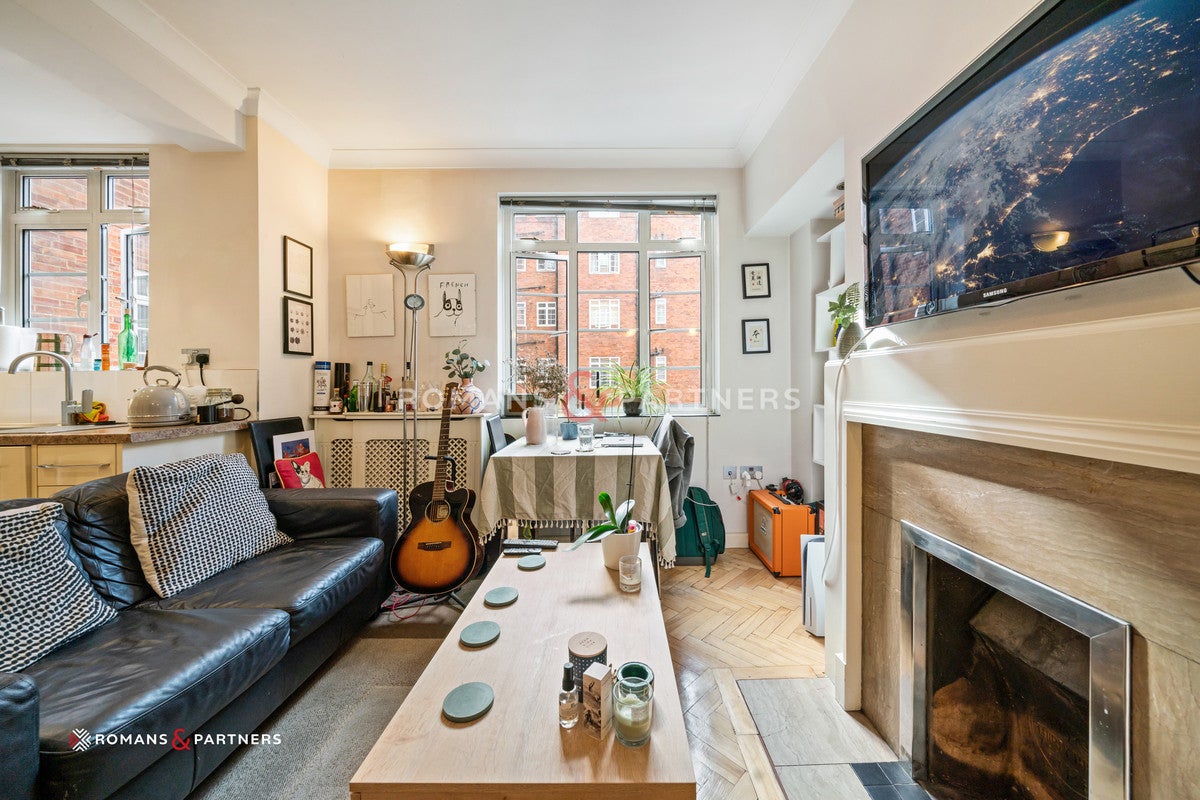 Flat Hammersmith Road in Greater London