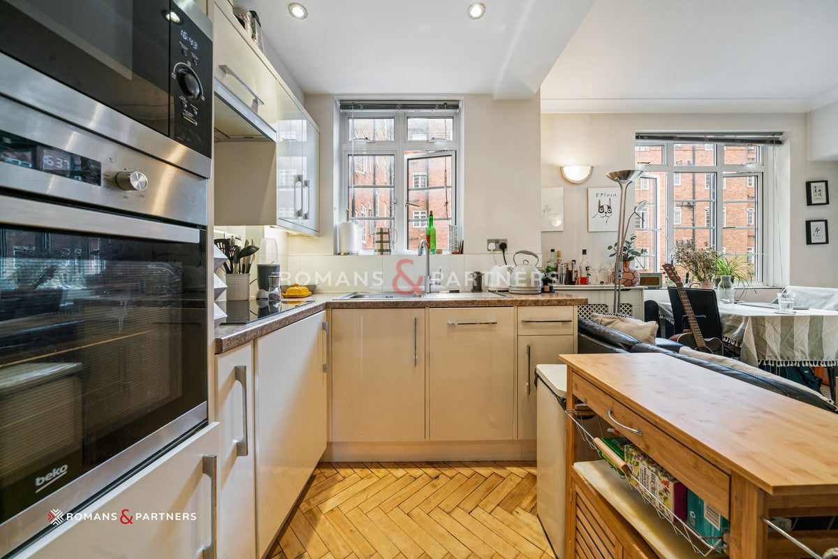 Flat Hammersmith Road in Greater London