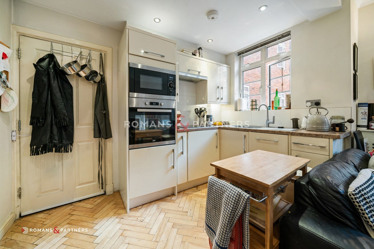 Flat Hammersmith Road in Greater London