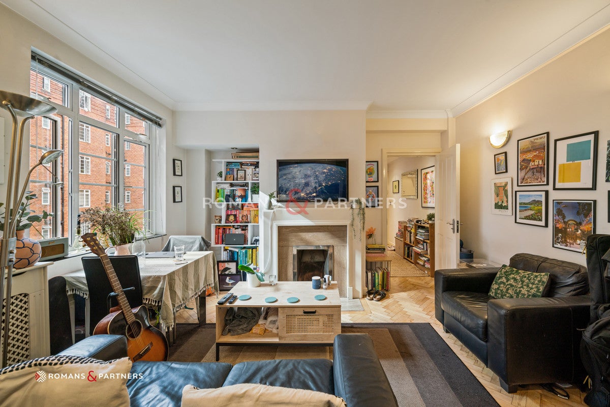 Flat Hammersmith Road in Greater London
