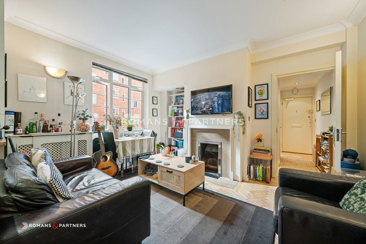 Flat Hammersmith Road in Greater London