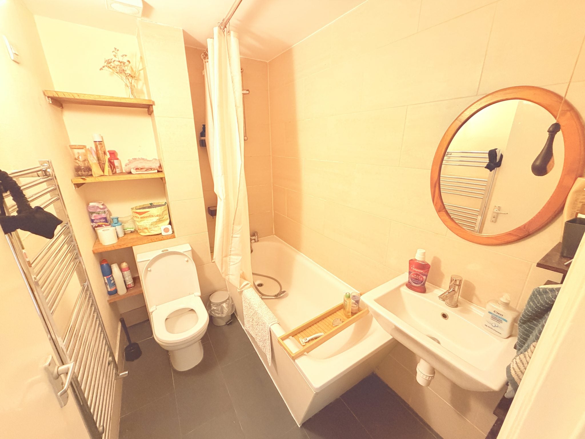 Flat Wray Crescent in Greater London
