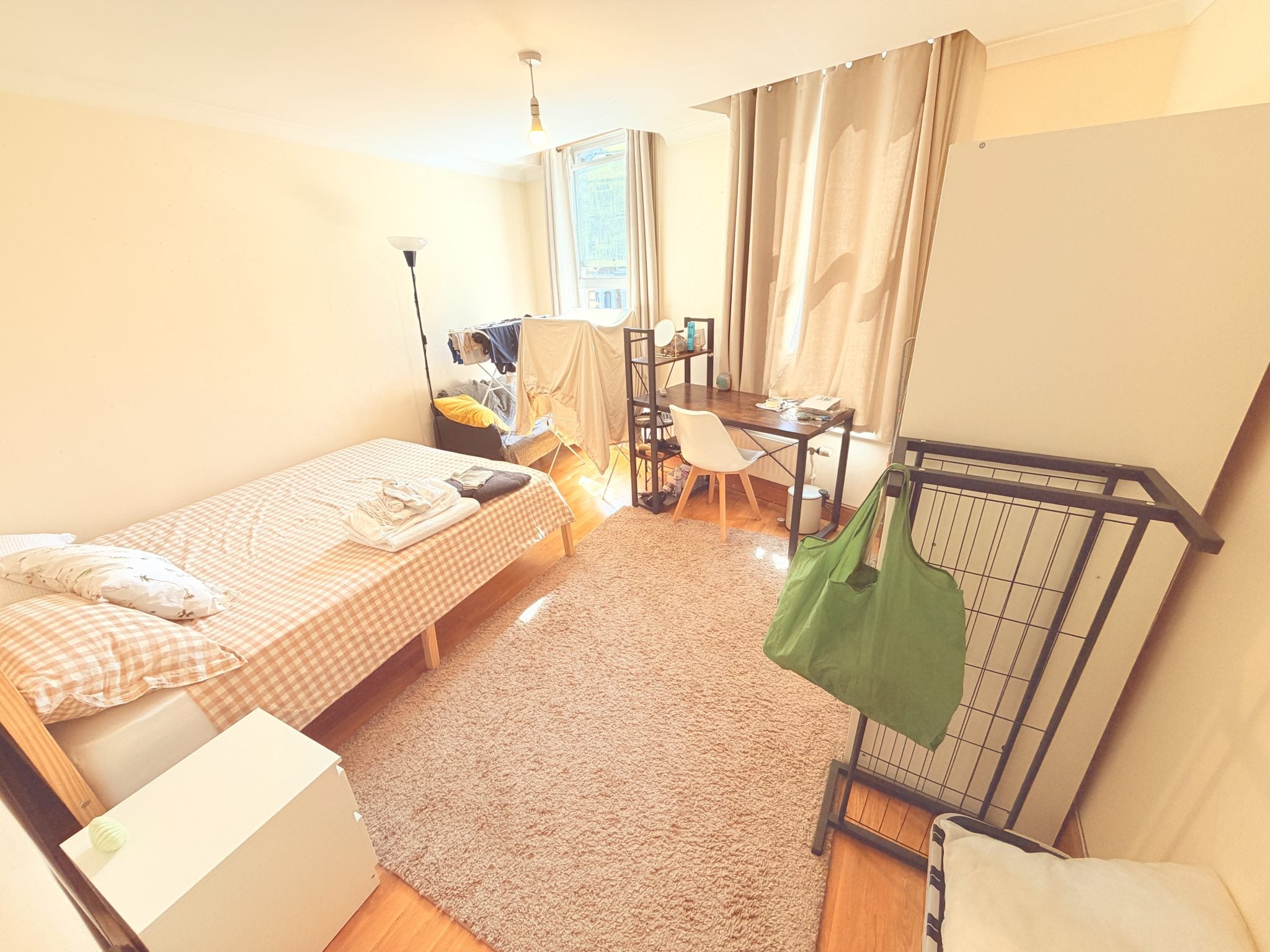 Flat Wray Crescent in Greater London