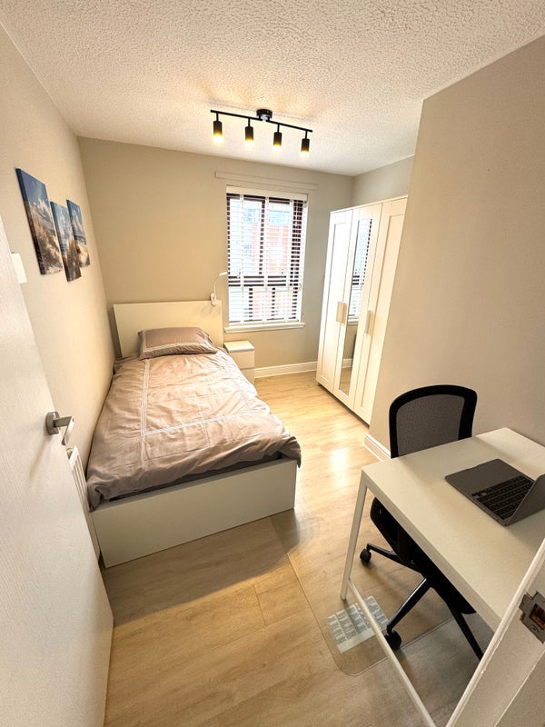 Room Errol Gardens in Glasgow