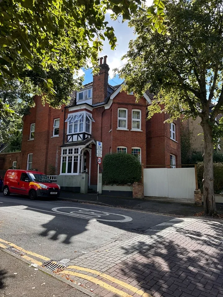 Flat Egmont Road in Greater London