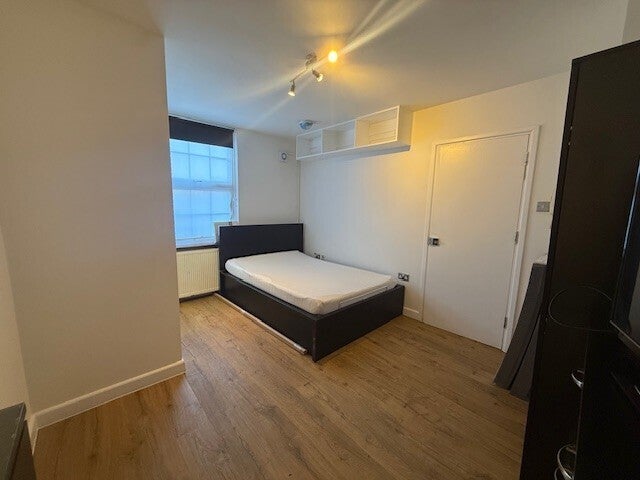 Room Camlan Road in Greater London