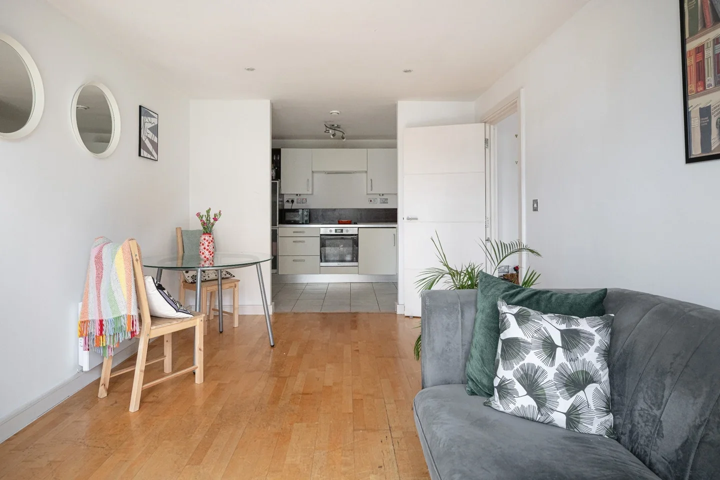 Flat Fairfield Road in Greater London