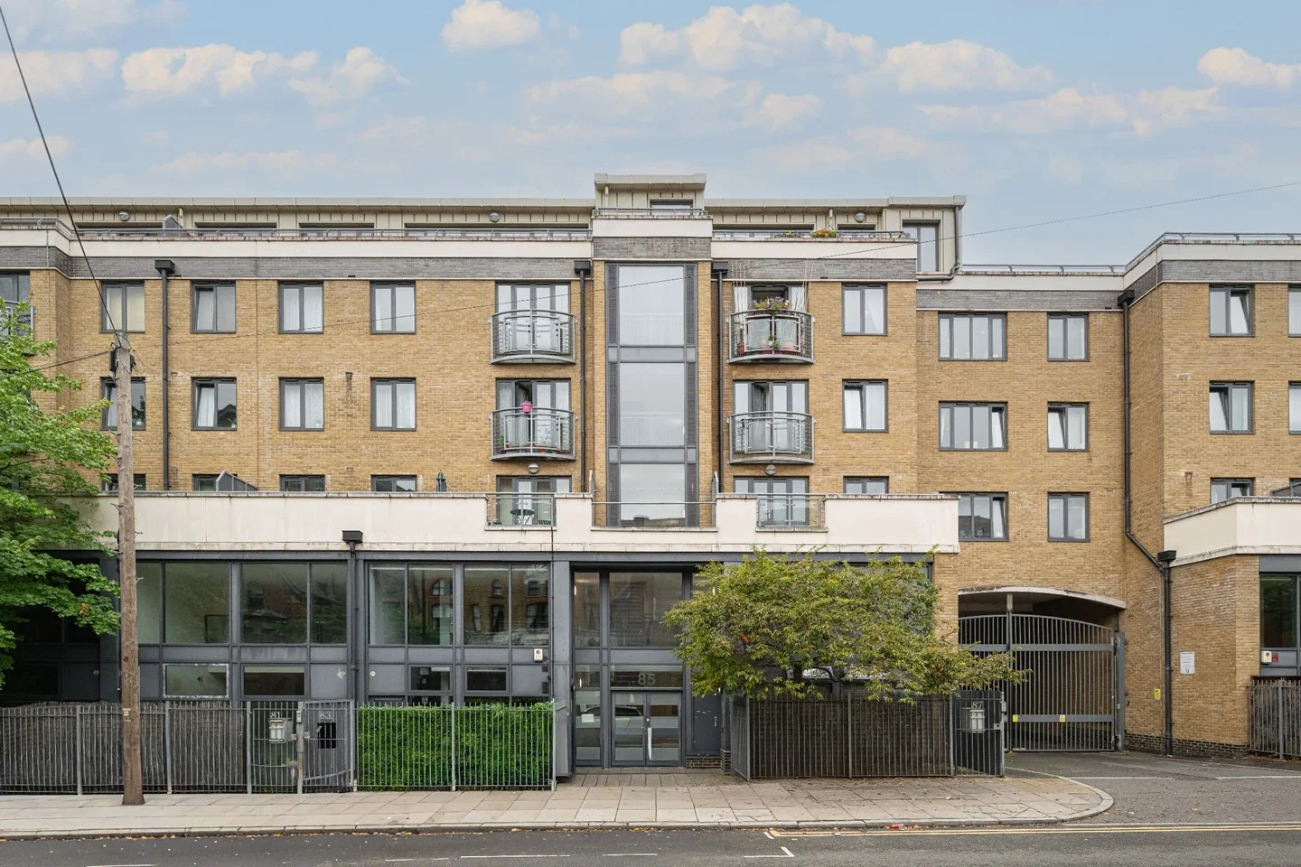Flat Fairfield Road in Greater London