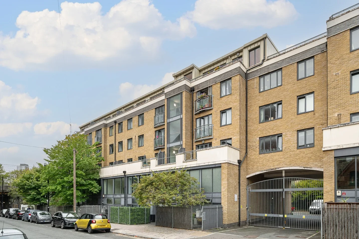 Flat Fairfield Road in Greater London