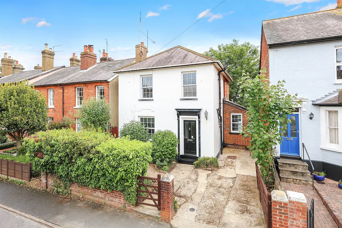 House Howard Road in Mole Valley