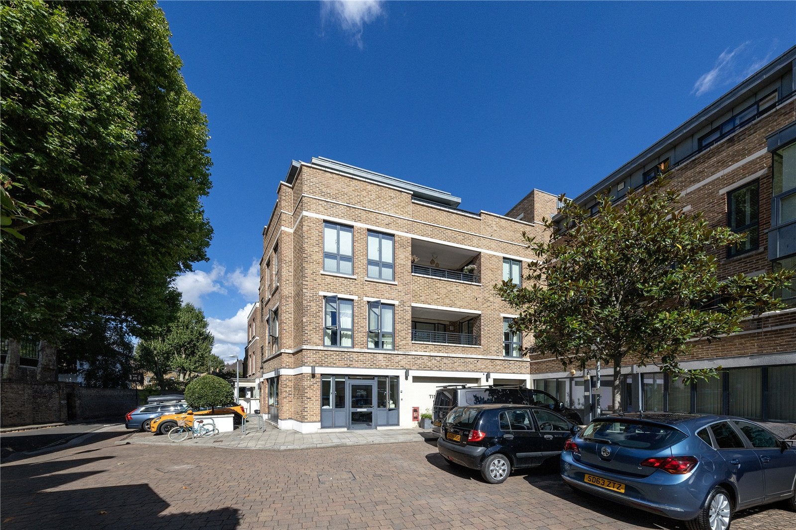 Flat Retreat Road in Greater London