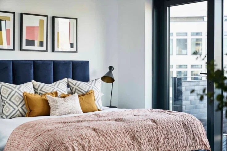 Flat Holywell Lane in Greater London