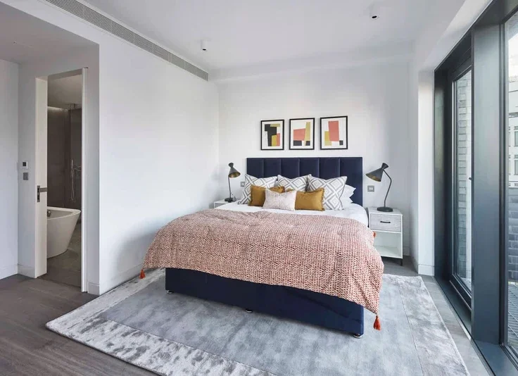 Flat Holywell Lane in Greater London