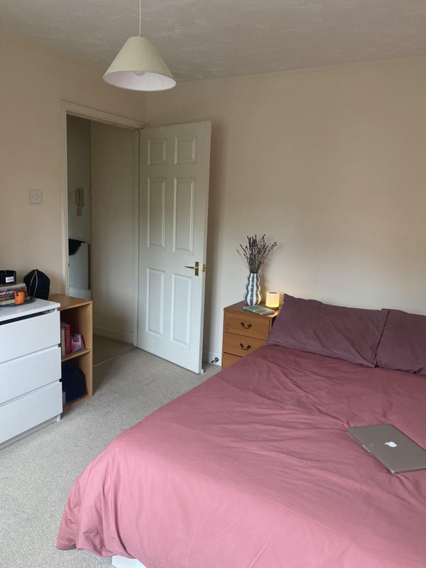 Room Myddleton Avenue in Greater London