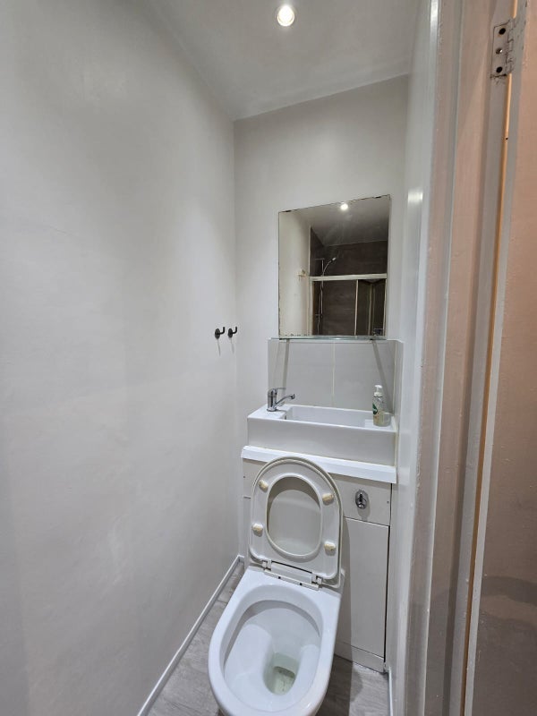 Flat Barking Road in Greater London