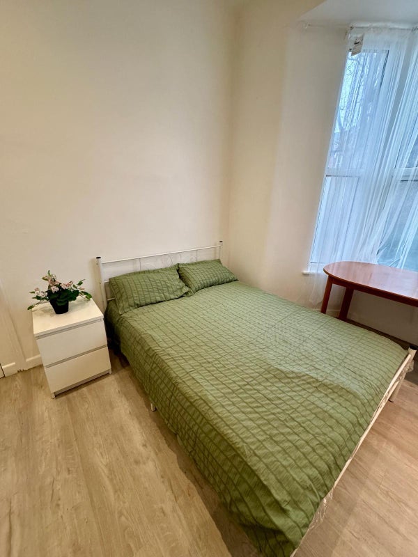 Flat Barking Road in Greater London