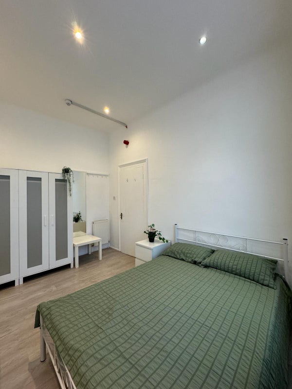 Flat Barking Road in Greater London