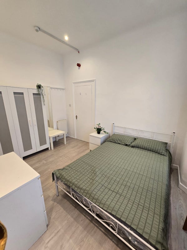 Flat Barking Road in Greater London