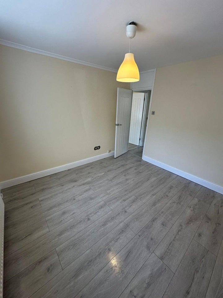 Flat Chigwell Road in Greater London