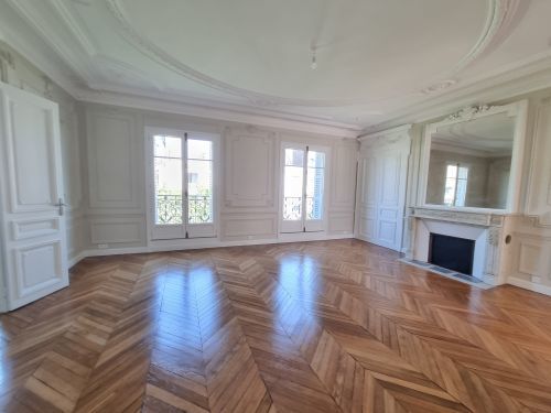 Flat Avenue des Champs-Élysées in Paris