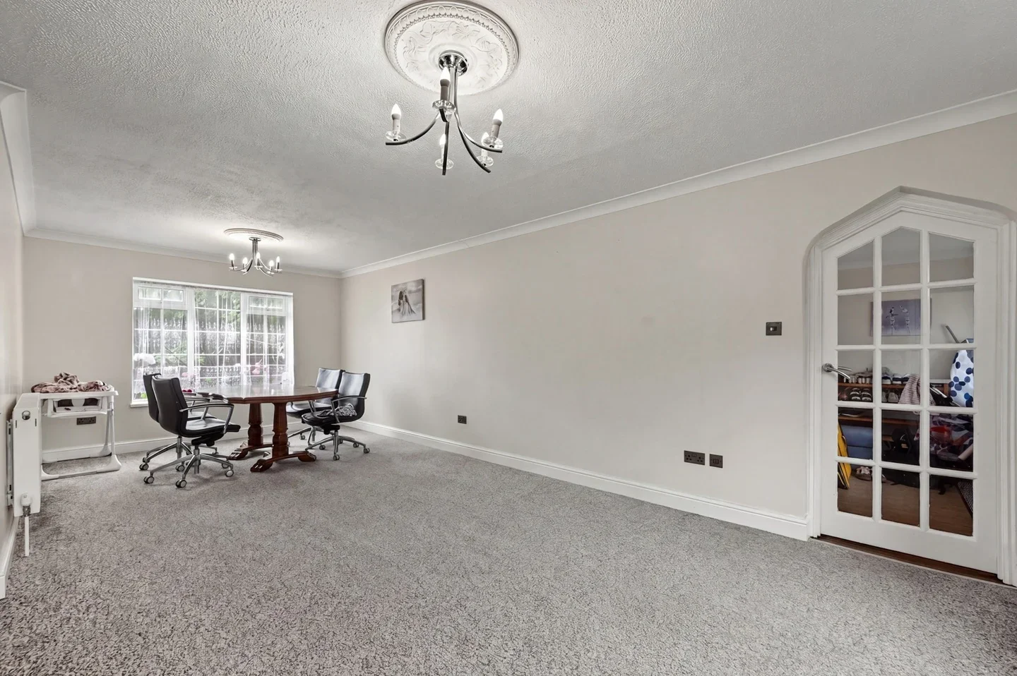 House Radnor Crescent in Greater London
