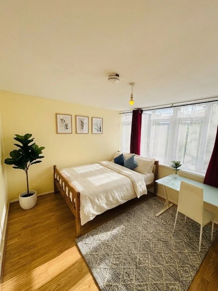 Room Stewarts Road in Greater London
