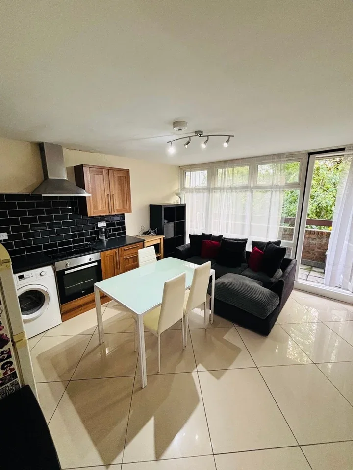 Room Stewarts Road in Greater London