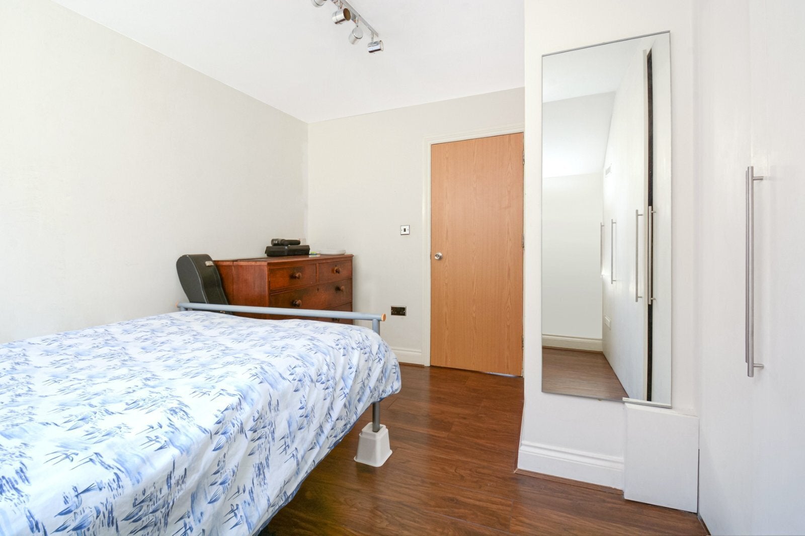 Flat Gunthorpe Street in Greater London