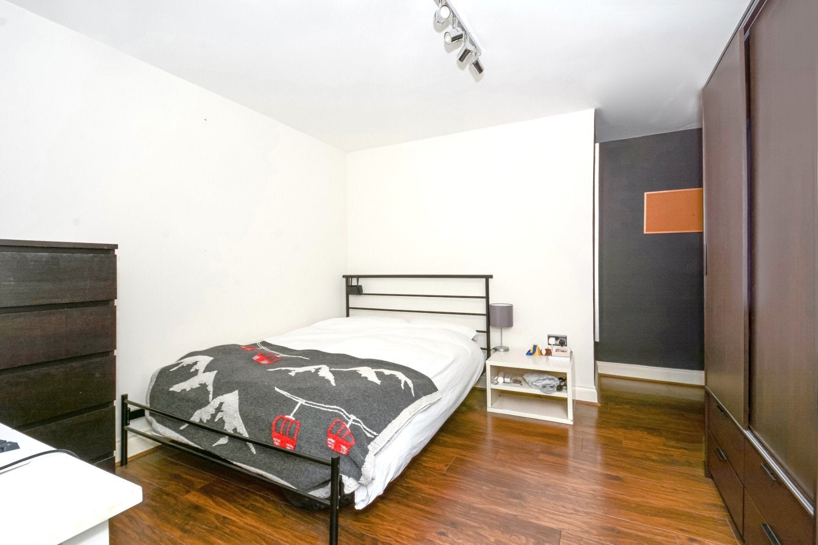 Flat Gunthorpe Street in Greater London
