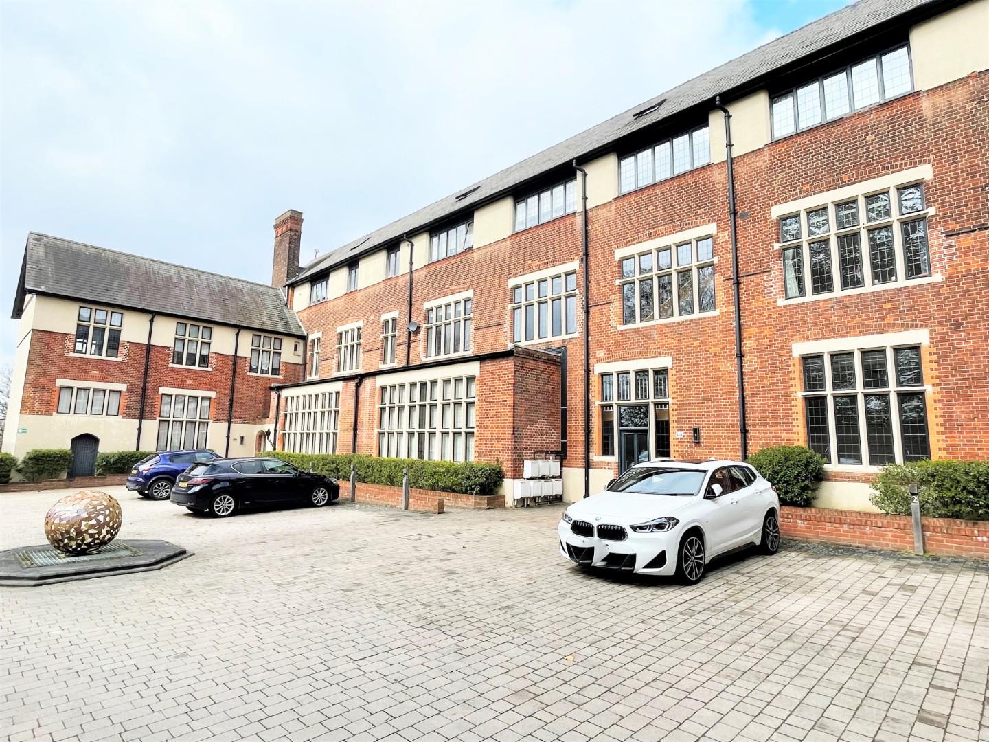 Flat The Ridgeway in Greater London